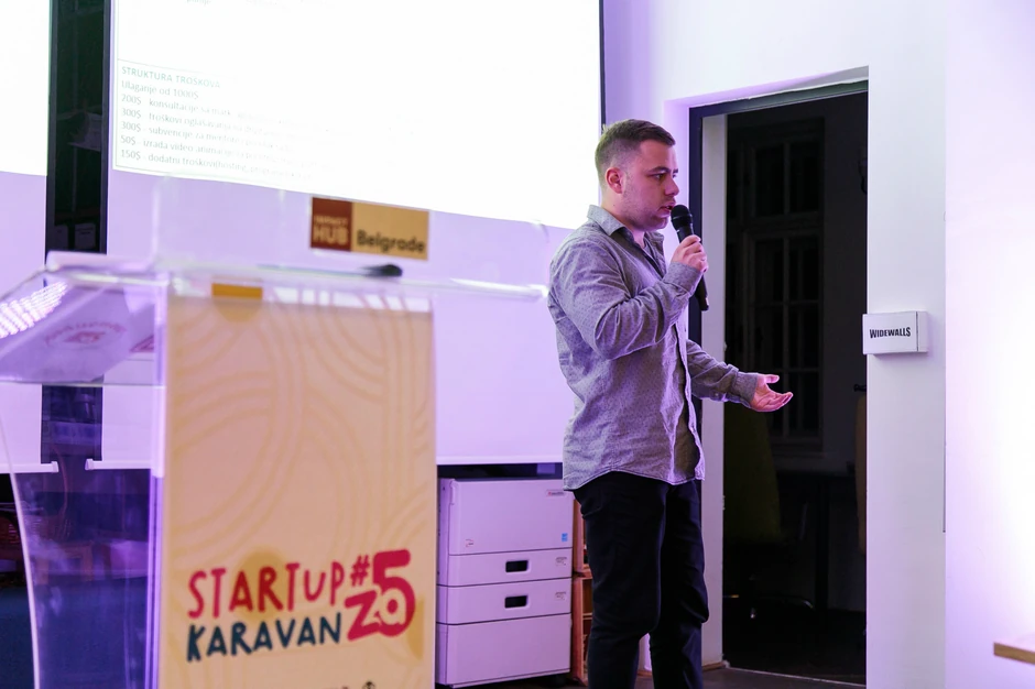 Luka Vulović predstavlja svoju startup ideju na Startup Karavanu